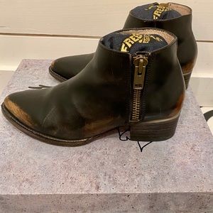ONYX Black Freebird booties size 9